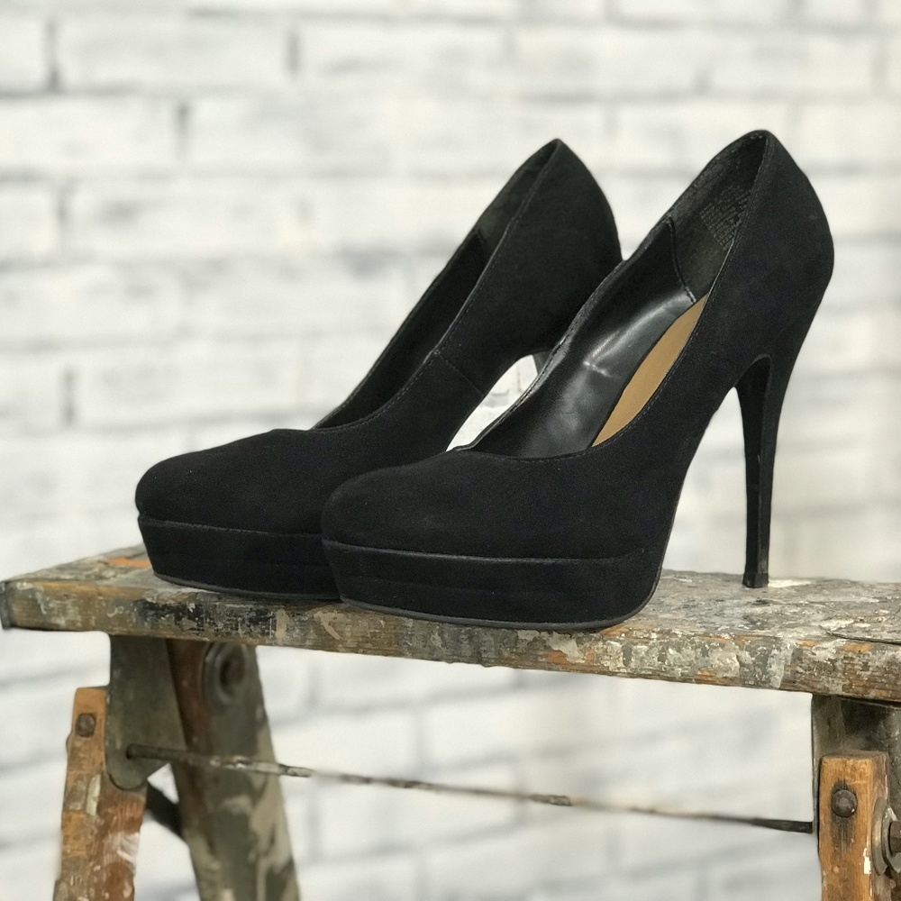 LAUREN CONRAD Black Suede Pumps